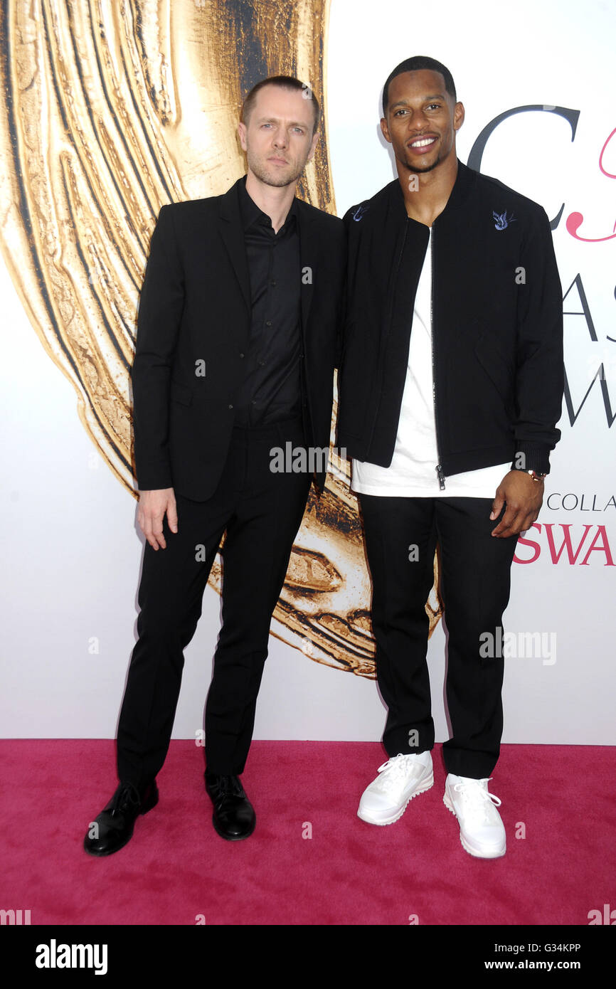 Tim Coppens (L) et Victor Cruz assister à la CFDA Fashion Awards 2016 au Hammerstein Ballroom le 6 juin 2016 à New York. | Verwendung weltweit Banque D'Images