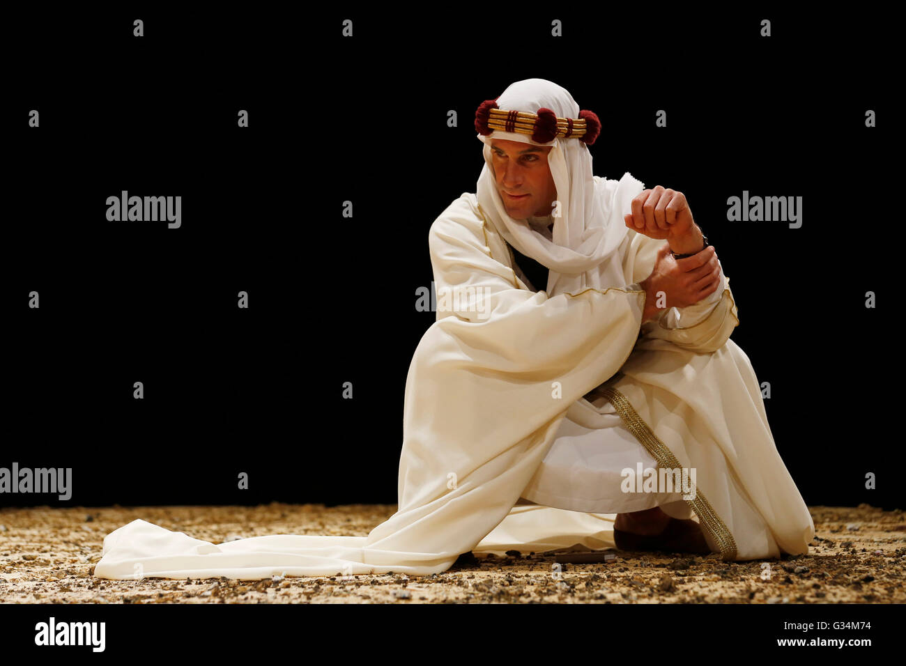 Chichester, UK. 7 juin, 2016. Joseph Fiennes effectue comme T.E. Lawrence dans "Ross" par Terence Rattigan lors d'un photocall au Chichester Festival Theatre à Chichester, West Sussex, UK Mardi 7 juin 2016.Le jeu réalisé par Adrian Noble et produit par l'Chicehster Festival Theatre présente jusqu'au 25 juin. Credit : Luke MacGregor/Alamy Live News Banque D'Images