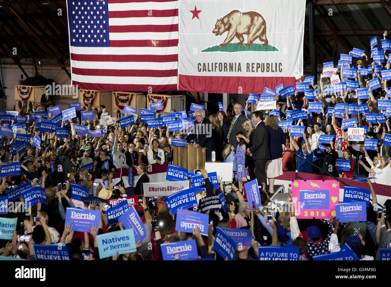 Santa Monica, Californie, USA. 7 juin, 2016. 2016 Le candidat démocrate BERNIE SANDERS promet de continuer sa lutte à la Convention démocrate de Philadelphie au cours d'une soirée électorale rassemblement à Santa Monica. Les résultats complets de la Californie primaire sont encore incertaines. Credit : Mariel Calloway/ZUMA/Alamy Fil Live News Banque D'Images