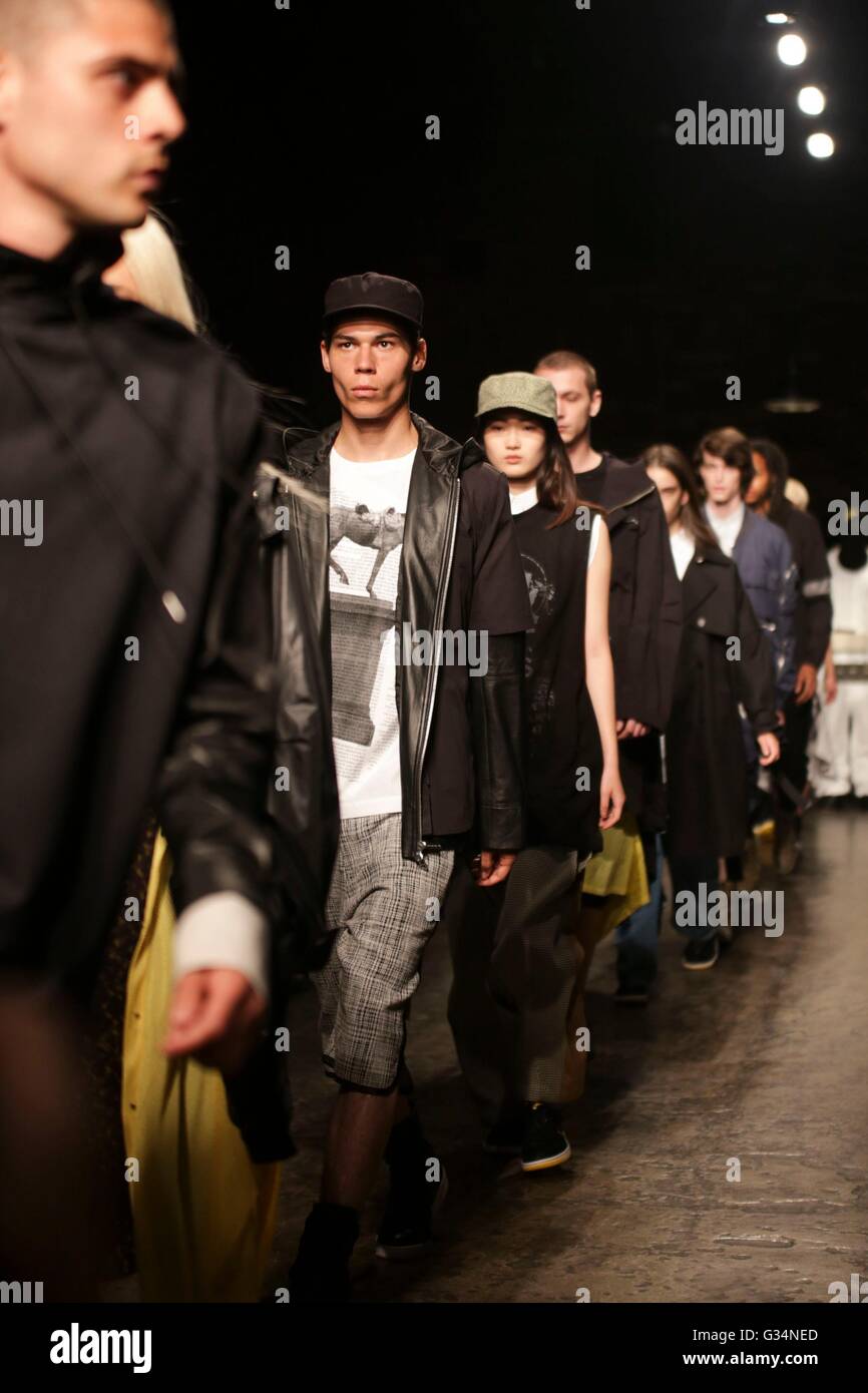 New York, NY, USA. 7 juin, 2016. Public School's Women's and men's Spring 2017 défilé sur la piste de l'école publique pour les femmes et des hommes du printemps 2017, Cedar Lake, New York, NY Le 7 juin 2016. © Achim Harding/Everett Collection/Alamy Live News Banque D'Images