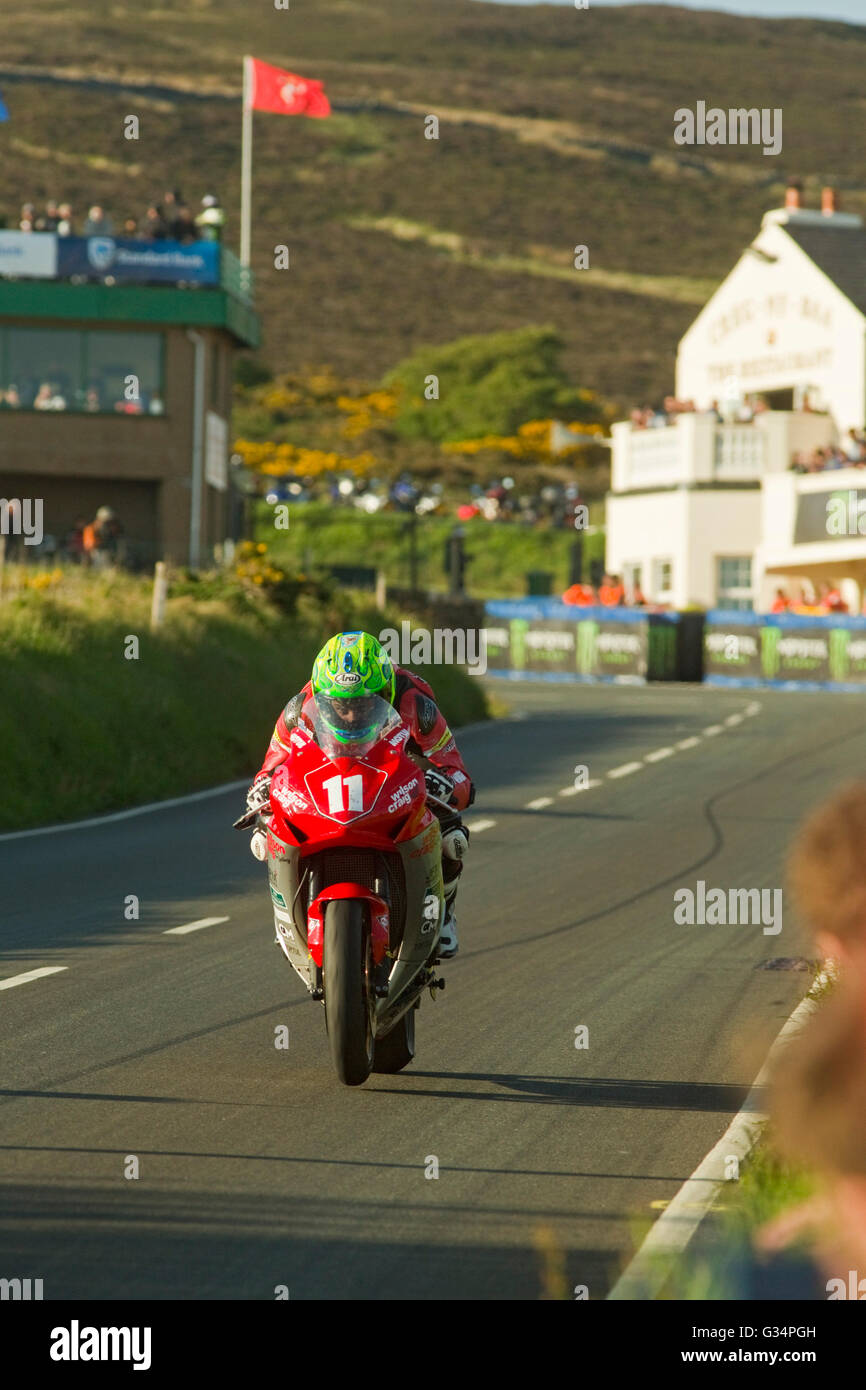 Île de Man TT 2016 Supersport Honda numéro 11 monté par Cameron Donald, sponsered par Wilson Craig Racing, voyageant à 150mph peu après la Creg Ny Baa corner. Lundi 6 juin 2016. Banque D'Images