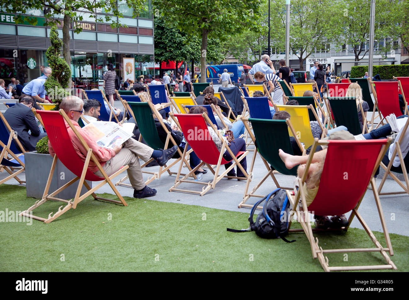 Regents, London, UK 8 Juin 2016 - Le Bureau des travailleurs, jouissant du soleil et beau temps sur place Regents pendant leur pause déjeuner. Credit : Dinendra Haria/Alamy Live News Banque D'Images