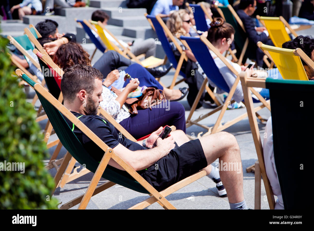 Regents, London, UK 8 Juin 2016 - Le Bureau des travailleurs, jouissant du soleil et beau temps sur place Regents pendant leur pause déjeuner. Credit : Dinendra Haria/Alamy Live News Banque D'Images