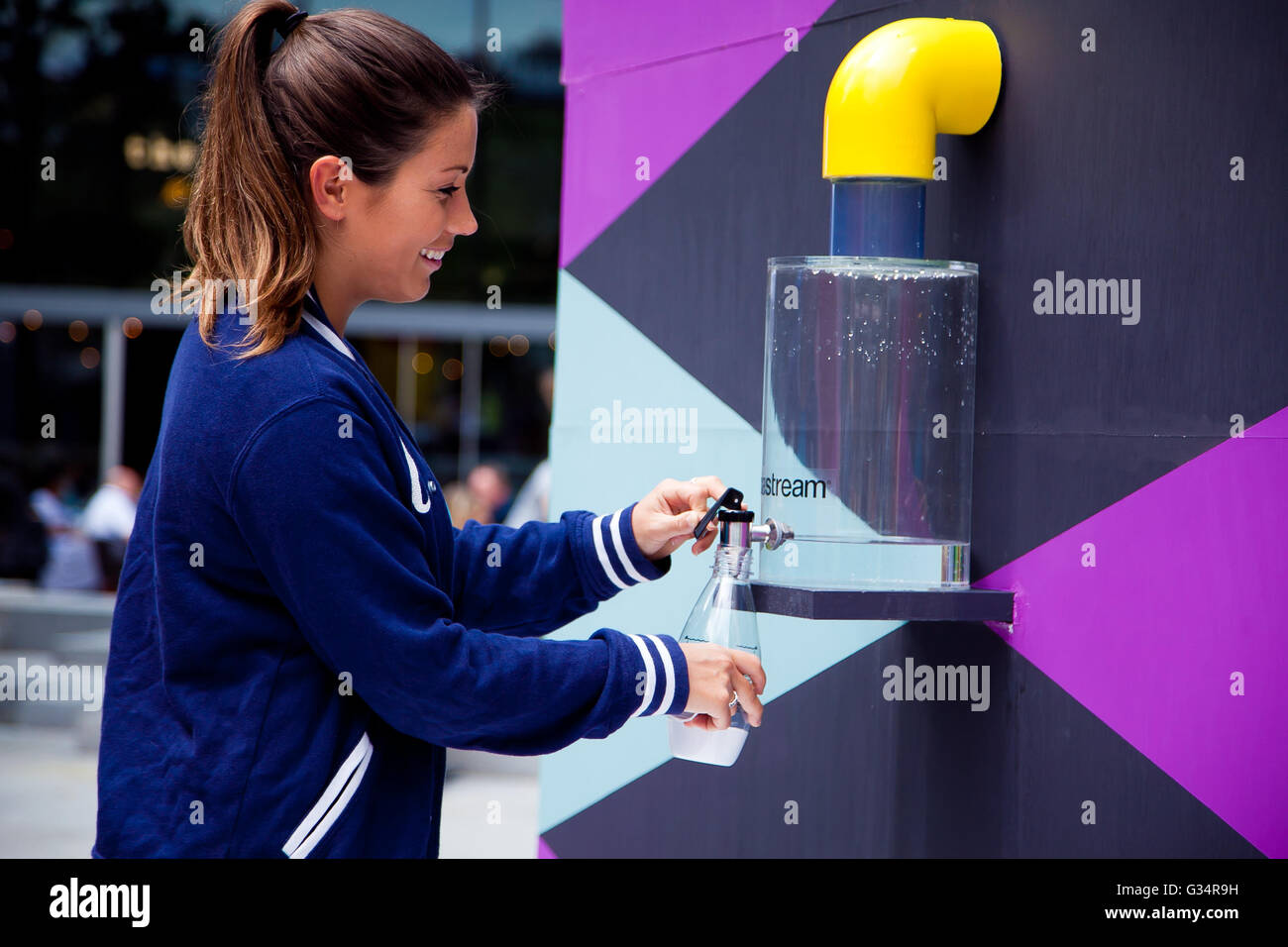 Regents Place, Londres 8 juin 2016 SodaStream introduire la première britannique de l'art de boire de l'installation. Dans une tentative de transformer le familier dans la magnifique, la première installation d'art a ouvert ses portes aujourd'hui à boire au public, à la suite de recherches* par SodaStream révélant que plus de cinq millions de Britanniques comme l'eau potable taux le plus ennuyeux dans la vie, aux côtés de repassage (43  %), de produire des déclarations de revenus (30  %) et les déplacements quotidiens (19  %). Let's Play sera à l'affiche dans Regents Place, jusqu'à 19h le mercredi 8 juin 2016. Credit : Dinendra Haria/Alamy Live News Banque D'Images