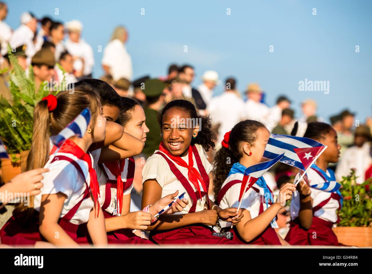 (160608) -- LA HAVANE, 8 juin 2016 (Xinhua) -- Image prise le 1 mai 2016, montre aux élèves de regarder le défilé de la Journée internationale du travail à la place de la révolution de La Havane, Cuba. La Havane a été officiellement inaugurée le 7 juin 2016, le monde entier comme l'une des sept villes étonnant par la fondation suisse New7Wonders. (Xinhua/Liu Bin) (zjy) Banque D'Images