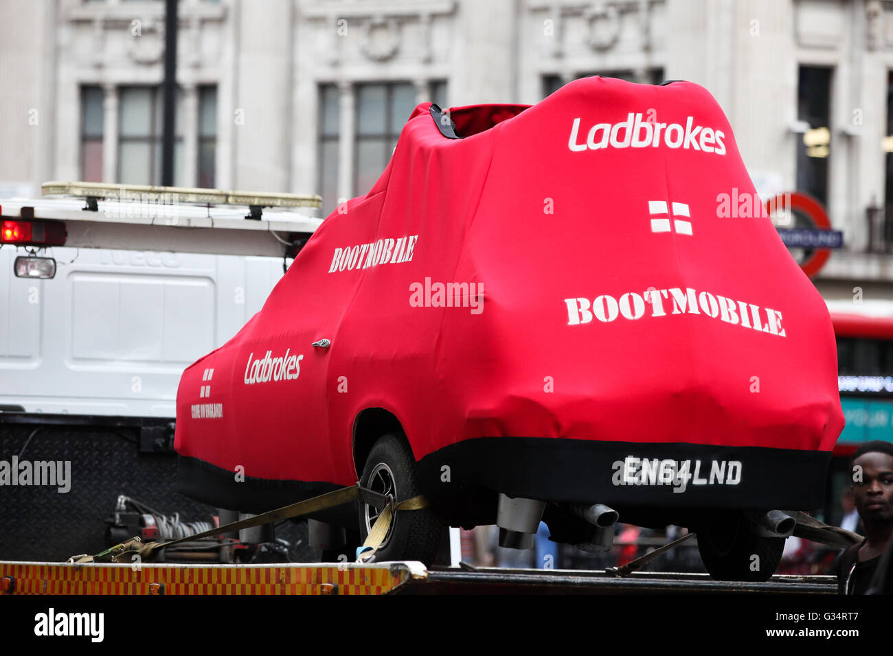 Oxford Street, Londres, 8 juin 2016 - Tirage 6 Bootmobile en forme de chaussure de football de soutenir l'équipe anglaise de football pour l'Euro 2016 a été transporté. Credit : Dinendra Haria/Alamy Live News Banque D'Images