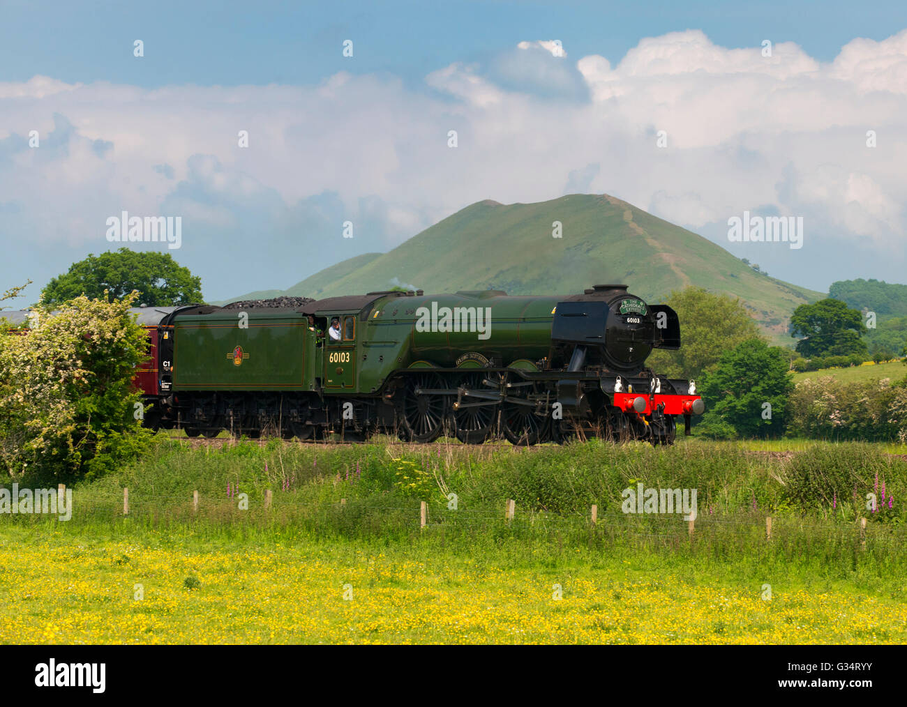 Flying Scotsman tire les cathédrales Express au-delà de la colline à travers l'Lawley Shropshire Hills à Church Stretton, Shropshire, England, UK. Banque D'Images