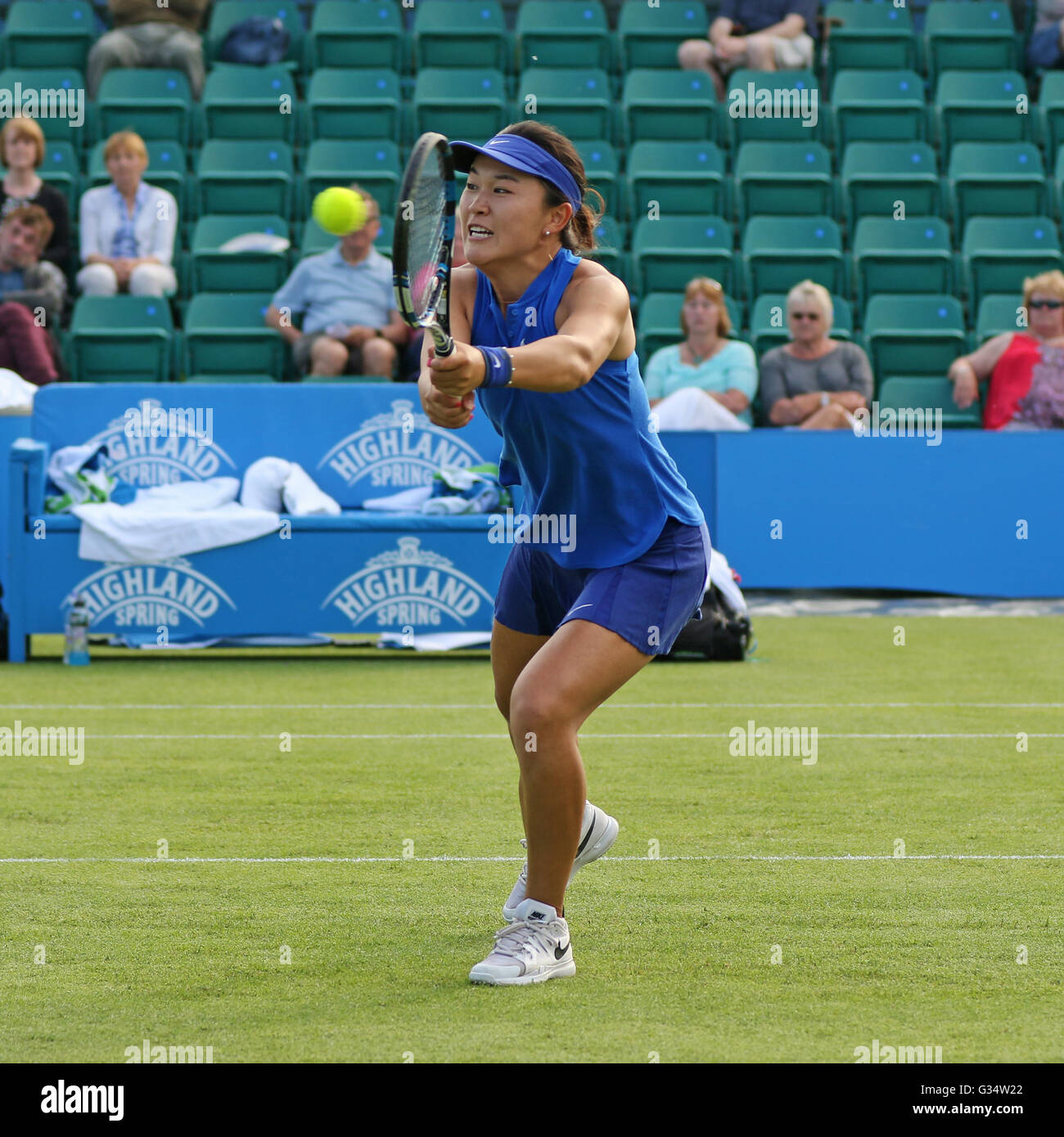 Centre de tennis de Nottingham, Nottingham, Royaume-Uni. Le 08 juin, 2016. Aegon WTA Nottingham Open Day 5. Zhu lin atteint pour une partie de volley tout en jouant avec sa partenaire Alla Kudryavtseva de Russie : Action Crédit Plus Sport/Alamy Live News Banque D'Images