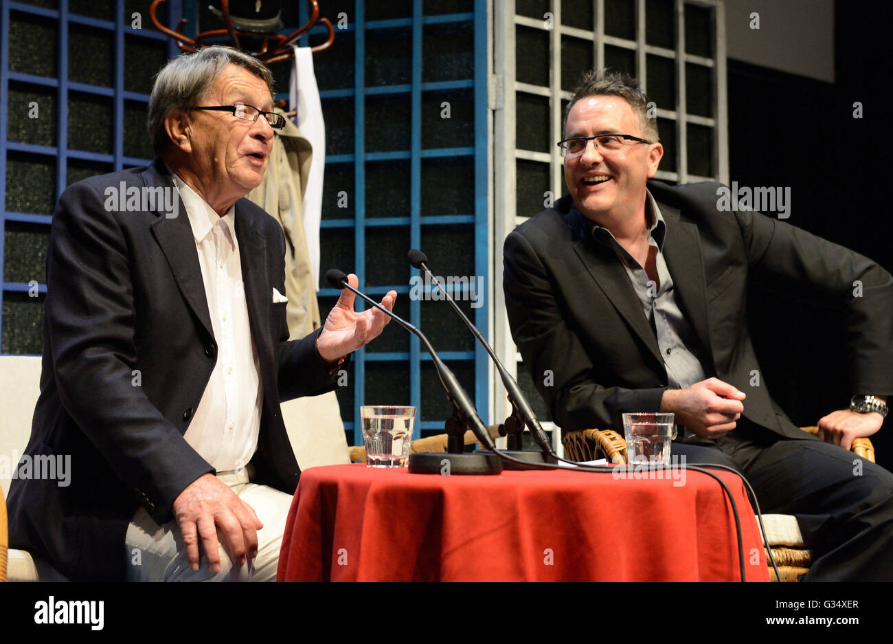 Zagreb. 8 juin, 2016. L'entraîneur croate Miroslav Ciro Blazevic (L) prend la parole à une conférence de presse concernant son site web personnel (www.ciroblazevic.com) à Zagreb le 8 juin 2016. Blazevic entraînée cinq équipes nationales et 24 clubs dans le monde entier. À 81 ans, il a embrassé les nouvelles technologies et a lancé son site internet mercredi. Crédit : Le Miso Lisanin/Xinhua/Alamy Live News Banque D'Images