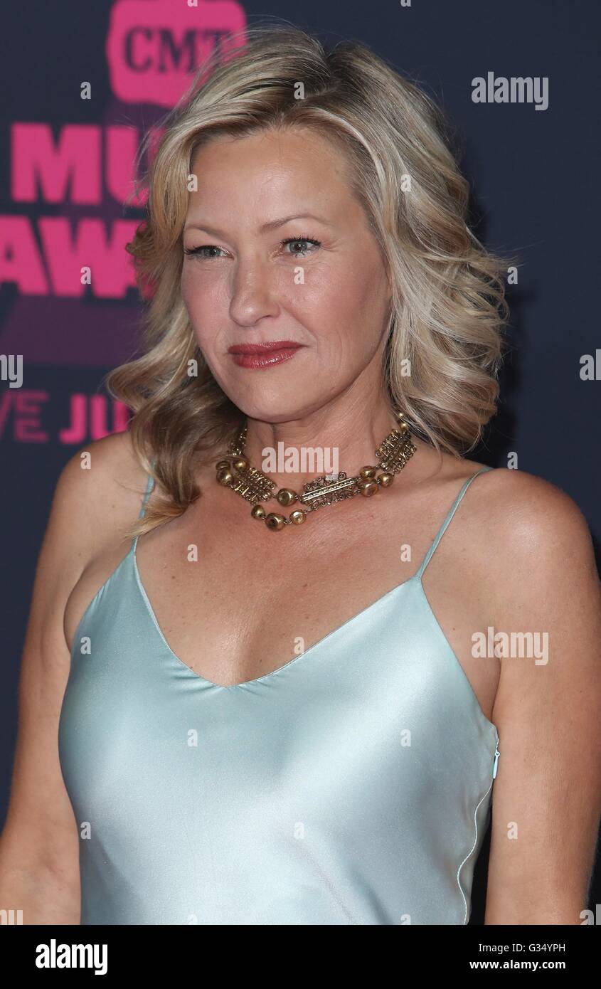 Nashville, Tennessee, USA. 8 juin, 2016. Joey Lauren Adams aux arrivées pour 2016 CMT Music Awards - Arrivals 2, Bridgestone Arena, Nashville, TN, 8 juin 2016. Credit : MORA/Everett Collection/Alamy Live News Banque D'Images