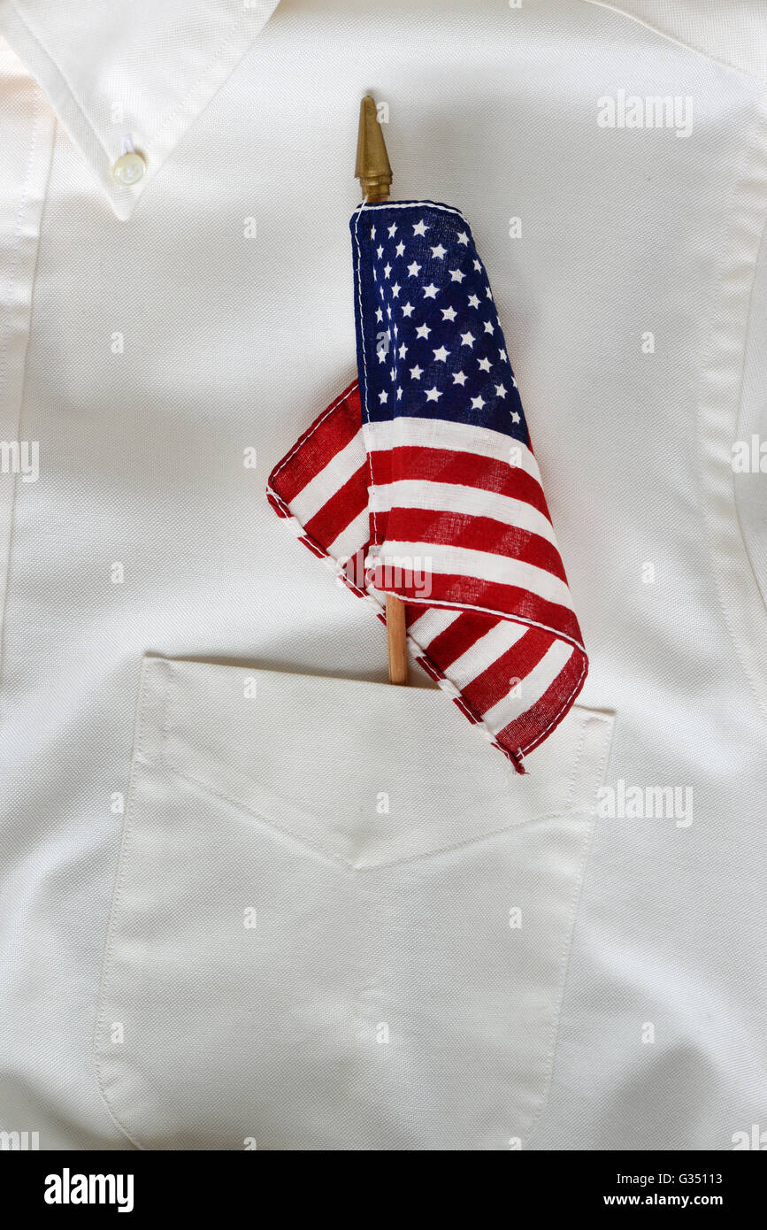 Drapeau américain dans la poche de chemise de l'homme Banque D'Images
