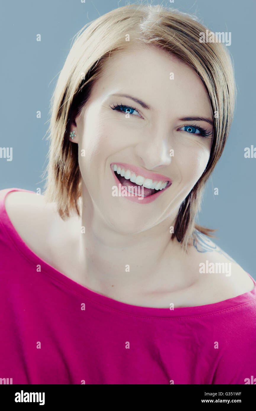 Smiling young woman, portrait Banque D'Images