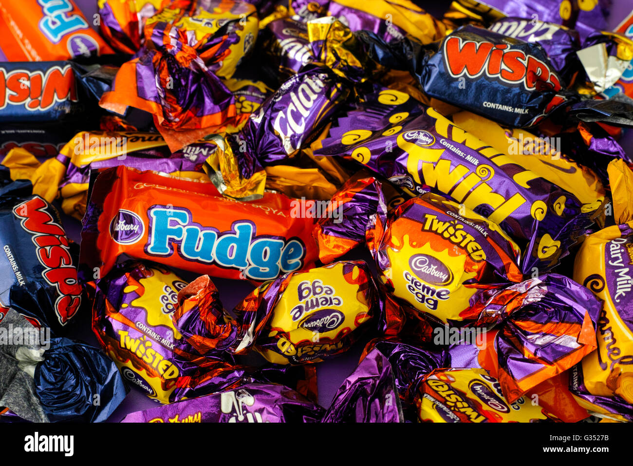 Cadbury Dairy Milk, Cadbury Dairy Milk Caramel, Wispa, Eclair, Fudge, Creme Egg Twisted et enrouler les bonbons. Full Frame. Banque D'Images