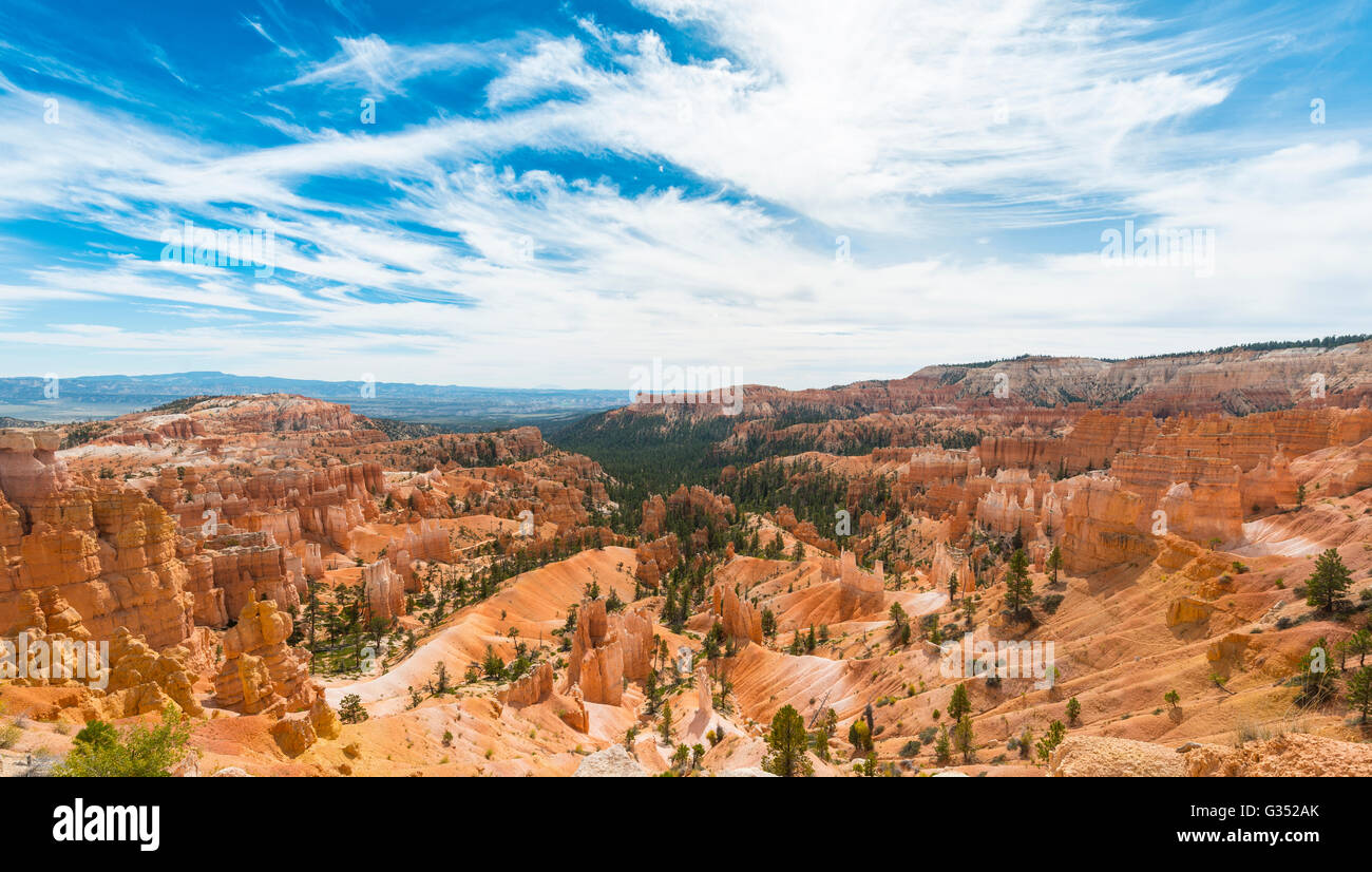 Paysage étrange paysage rocheux rougeâtre, avec des cheminées de fées, des formations de grès, Bryce Canyon National Park, Utah, USA Banque D'Images