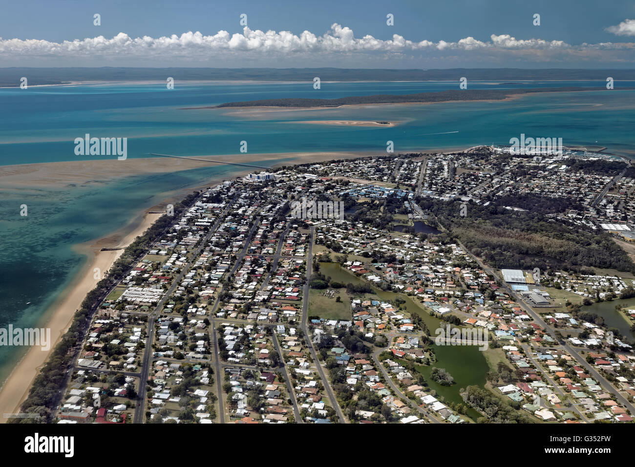Vue aérienne de la ville de Hervey Bay, Urangan Pier et marina, Woody Island et Fraser Island derrière, Hervey Bay, Queensland Banque D'Images