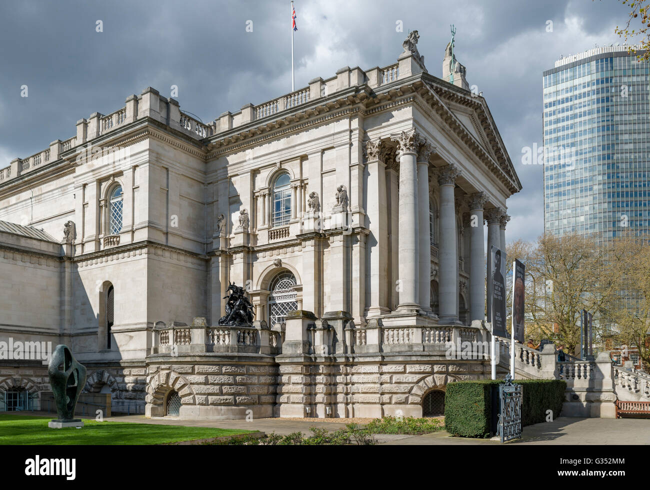 Entrée de galerie d'art Tate Britain, Millbank, London, England, UK Banque D'Images