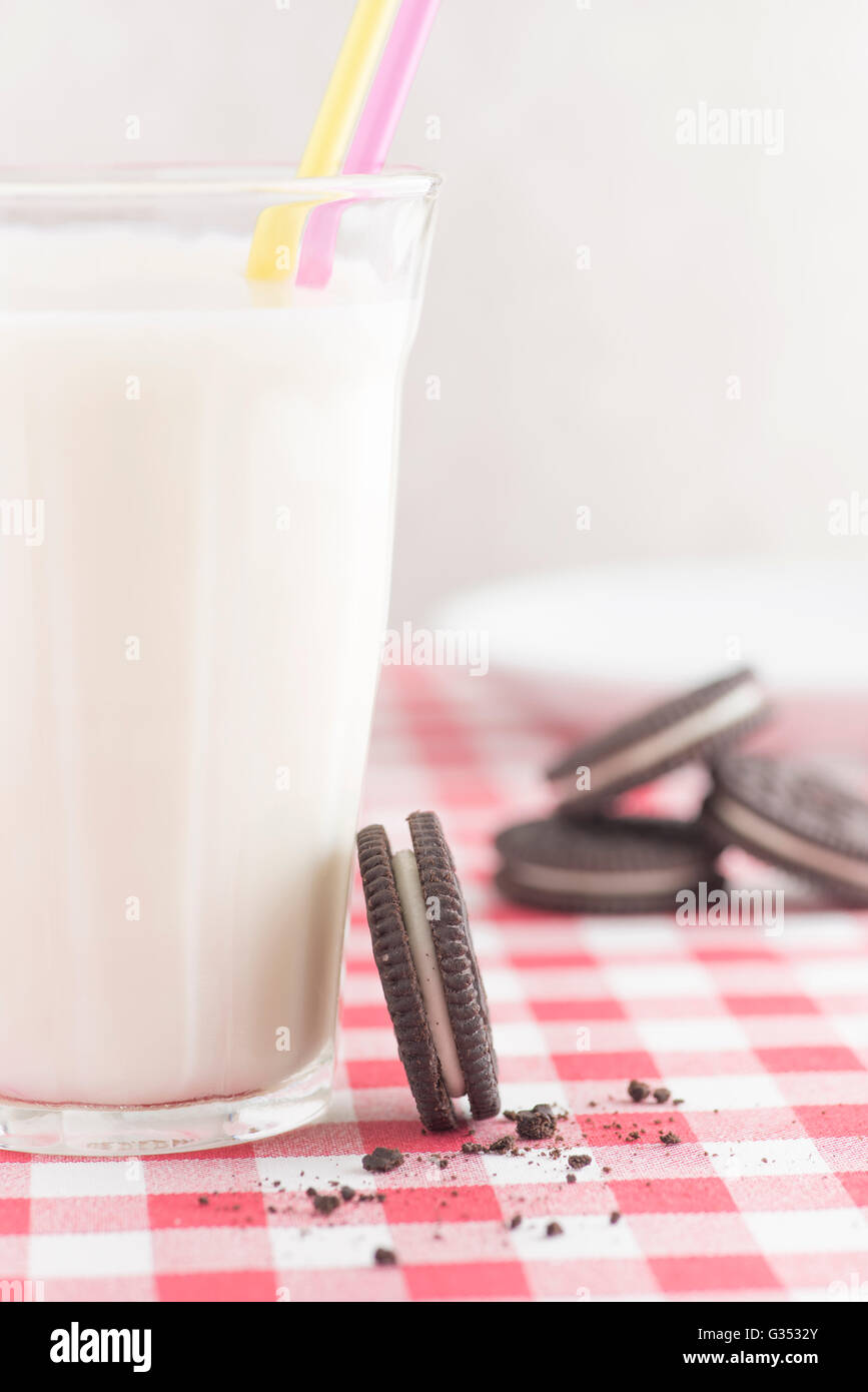 Les cookies au chocolat à la crème à la vanille et un verre de lait Banque D'Images