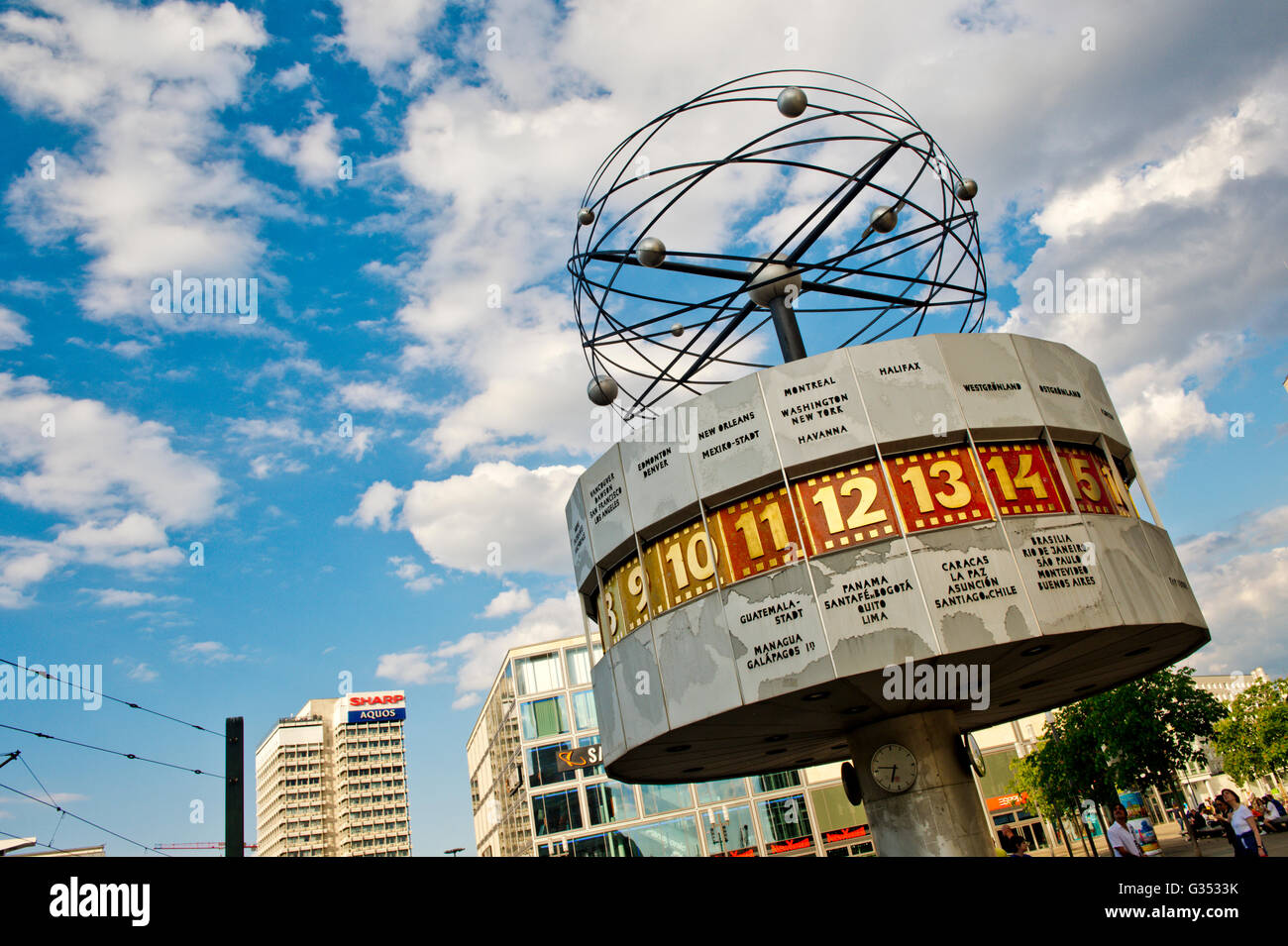 L'Horloge universelle sur la place Alexanderplatz à Berlin Banque D'Images