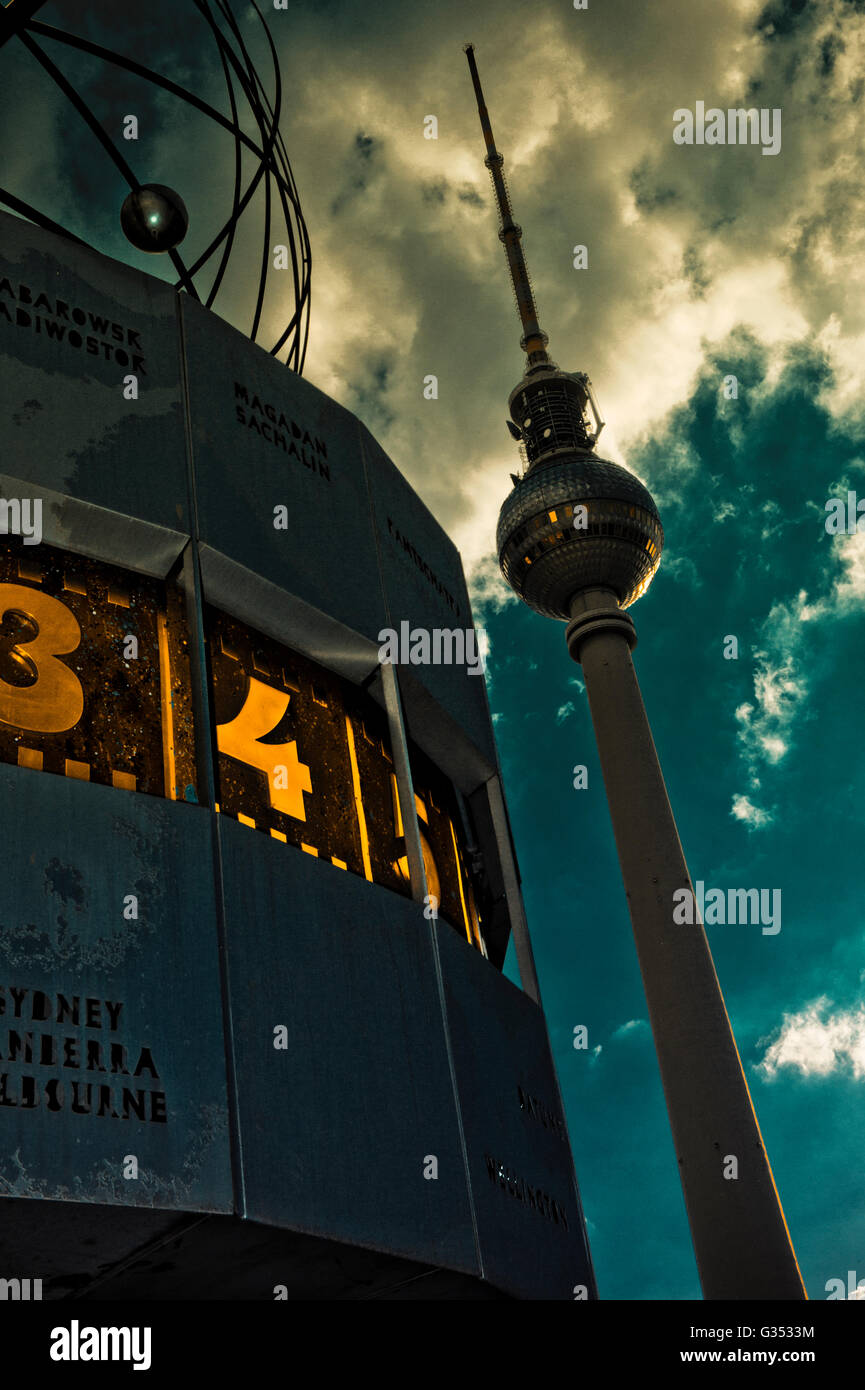 Fernsehturm, tour de télévision et l'Horloge universelle sur la place Alexanderplatz à Berlin Banque D'Images