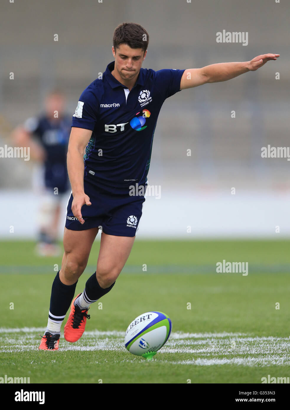 Scotland's Adam Hastings avec un coup de pied de transformation contre l'Australie pendant moins de 20 ans la Coupe du Monde de Rugby match à la stade AJ Bell, Salford. Banque D'Images