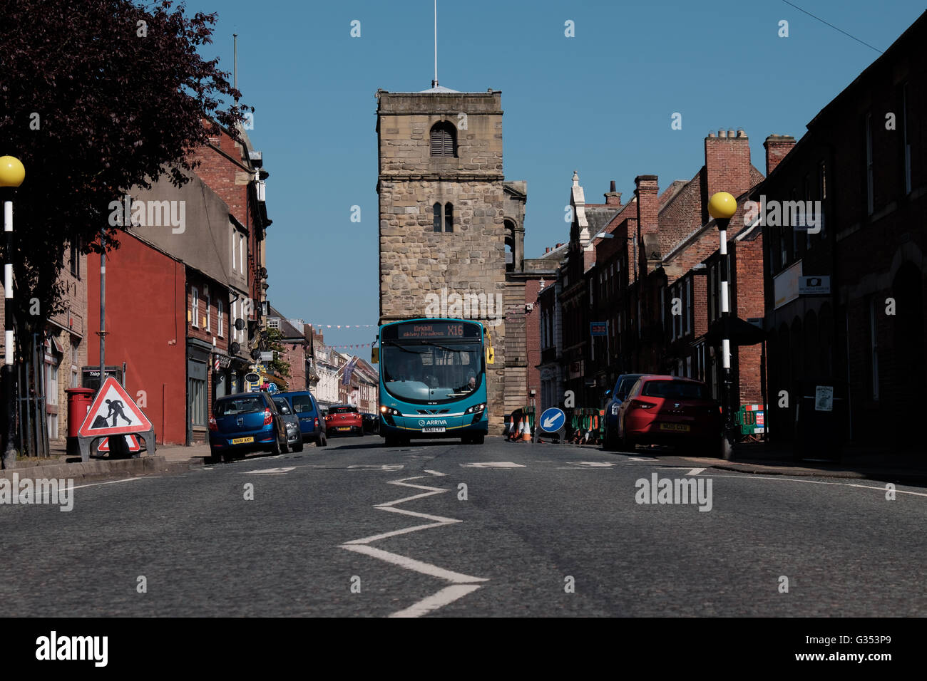 Derrière l'ancienne tour de l'horloge à Morpeth uk, bus arriva avec approacking passage clouté sur une journée ensoleillée Banque D'Images