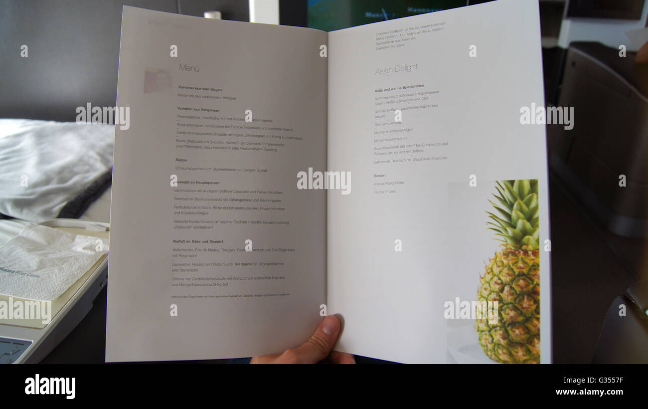 Restaurant menu pendant un vol de première classe Banque D'Images