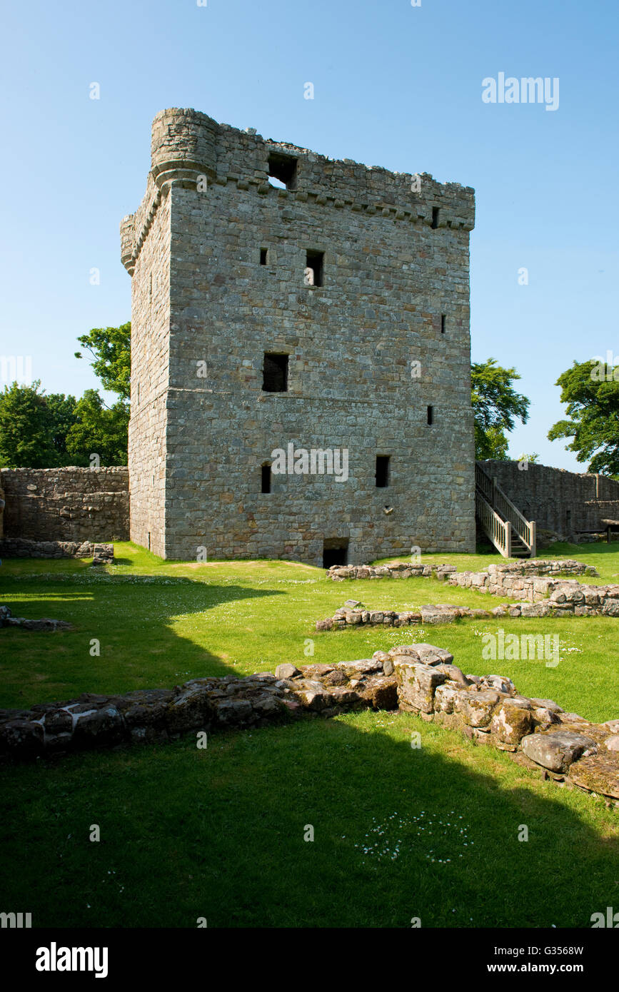 Donjon et cour principale. Le château de Loch Leven historique près de Kinross, Scotland. Banque D'Images