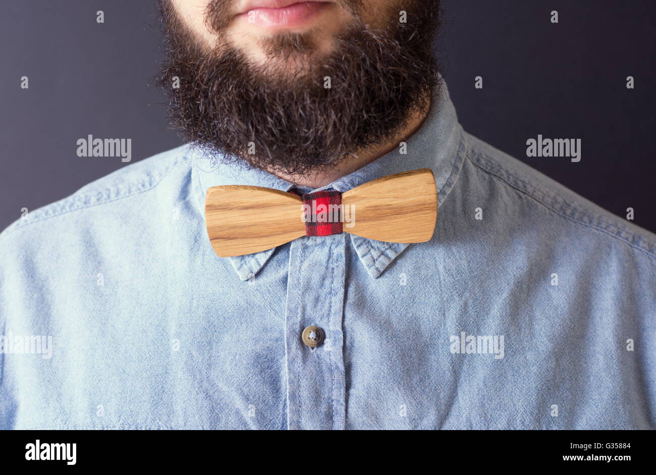 Homme barbu avec un noeud papillon en bois close up Banque D'Images