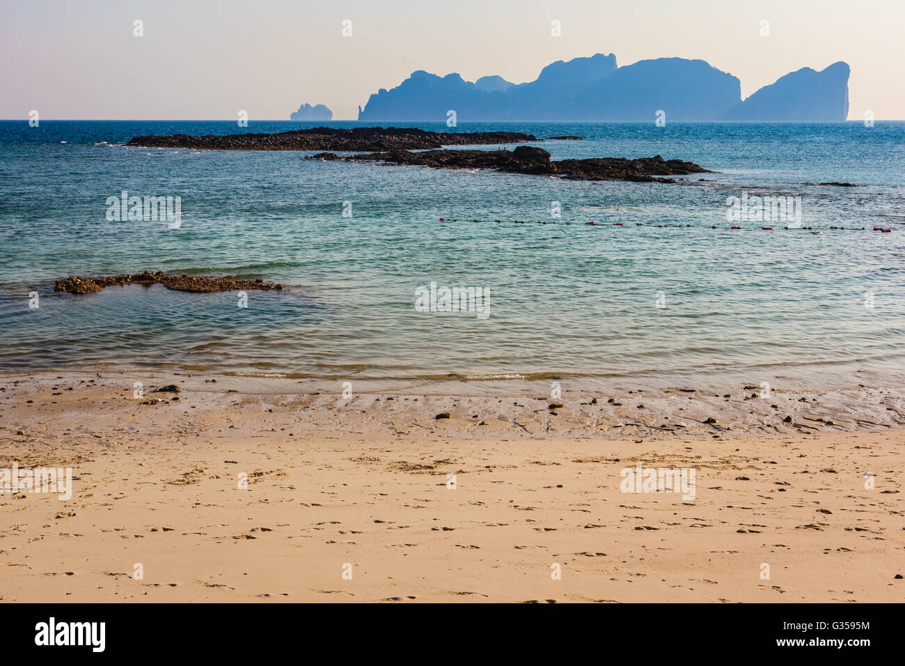 Un beau paysage marin tourné sur une plage tropicale de l'île Phi Phi, en Thaïlande, dans la mer d'Andaman Banque D'Images