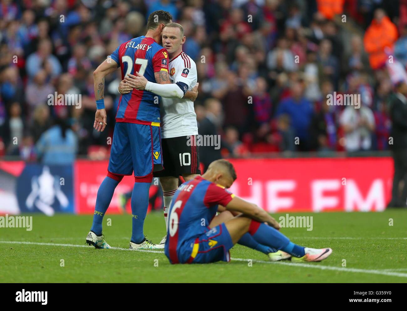 Crystal Palace's Dwight Gayle ressemble déprimé comme Wayne Rooney de Manchester United vidéo du Crystal Palace Damien Delaney pendant l'Unis finale de la FA Cup entre Crystal Palace et Manchester United au stade de Wembley à Londres. 21 mai 2016.usage éditorial uniquement. Pas d'utilisation non autorisée avec l'audio, vidéo, données, listes de luminaire, club ou la Ligue de logos ou services 'live'. En ligne De-match utilisation limitée à 75 images, aucune émulation. Aucune utilisation de pari, de jeux ou d'un club ou la ligue/dvd publications. James Boardman /  +44 7967 642437 des photos au téléobjectif Banque D'Images