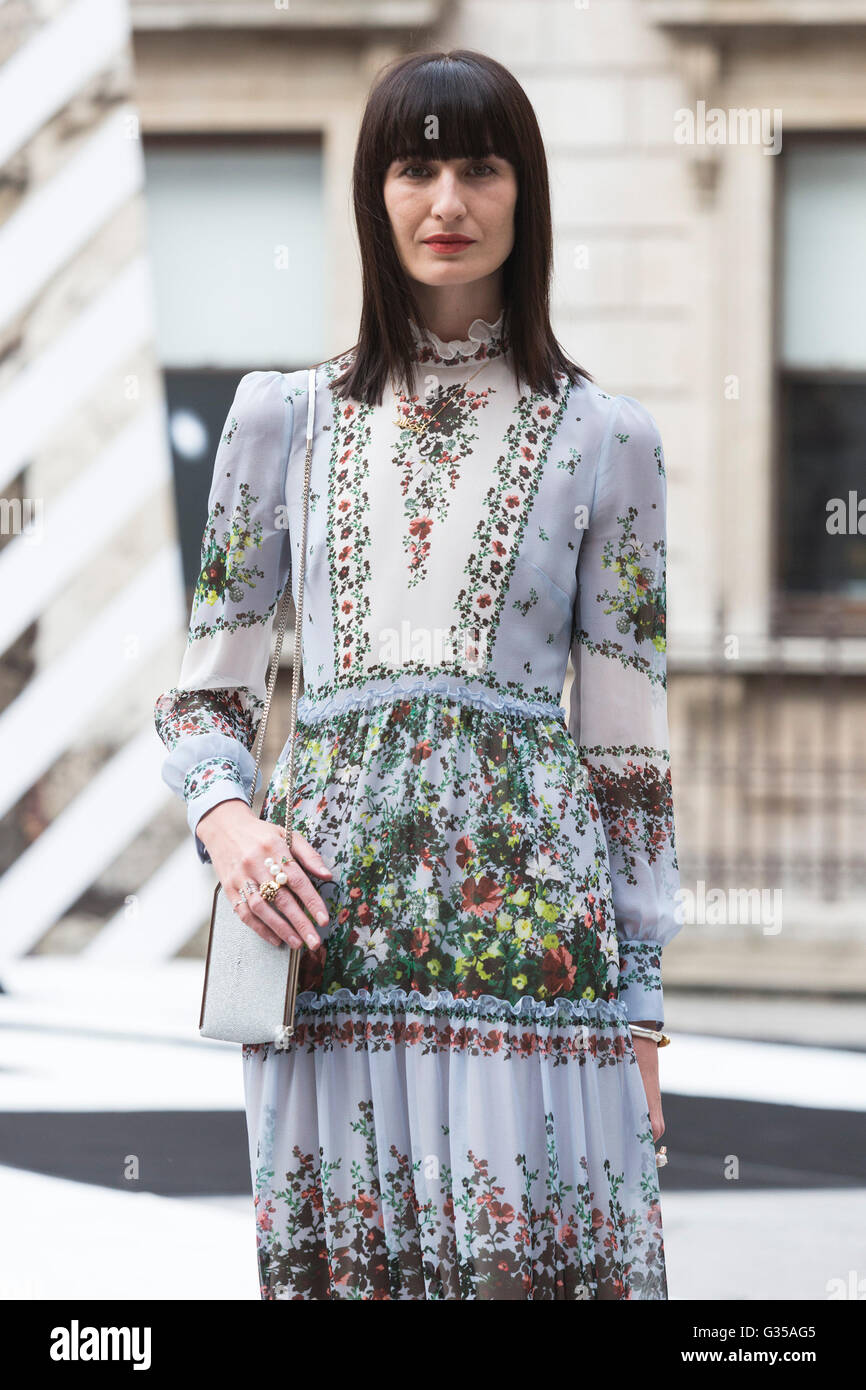 Londres, Royaume-Uni. 7 juin 2016. Modèle présenté : Erin O'Connor. Les célébrités et personnalités arrivent pour la Royal Academy of Arts Exposition d'été 2016 du parti d'aperçu. L'exposition d'été est la plus importante exposition présentation ouverte, tenue chaque année sans interruption depuis 1769, et continue de jouer un rôle important dans la collecte de fonds pour financer les étudiants actuels de l'autorité responsable des écoles. L'exposition est ouverte au public du 13 juin au 21 août 2016. Banque D'Images