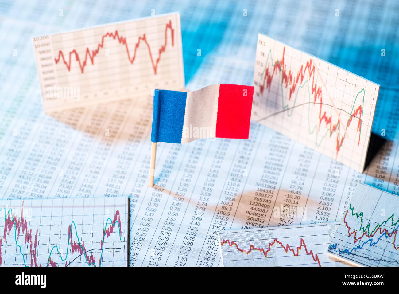 Drapeau français avec des tables de taux et graphiques pour le développement économique. Banque D'Images
