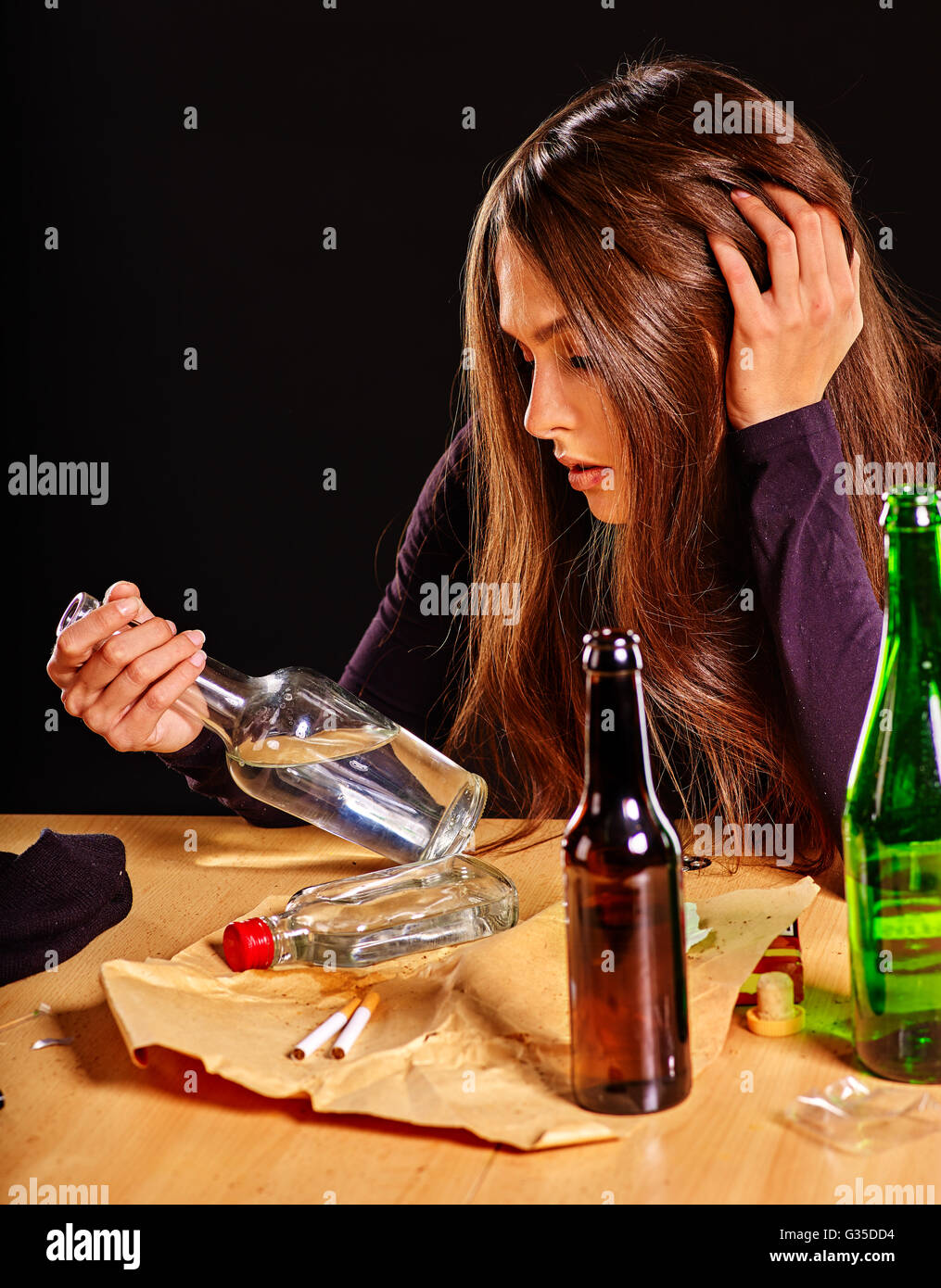Fille dans la dépression de boire de l'alcool Photo Stock - Alamy