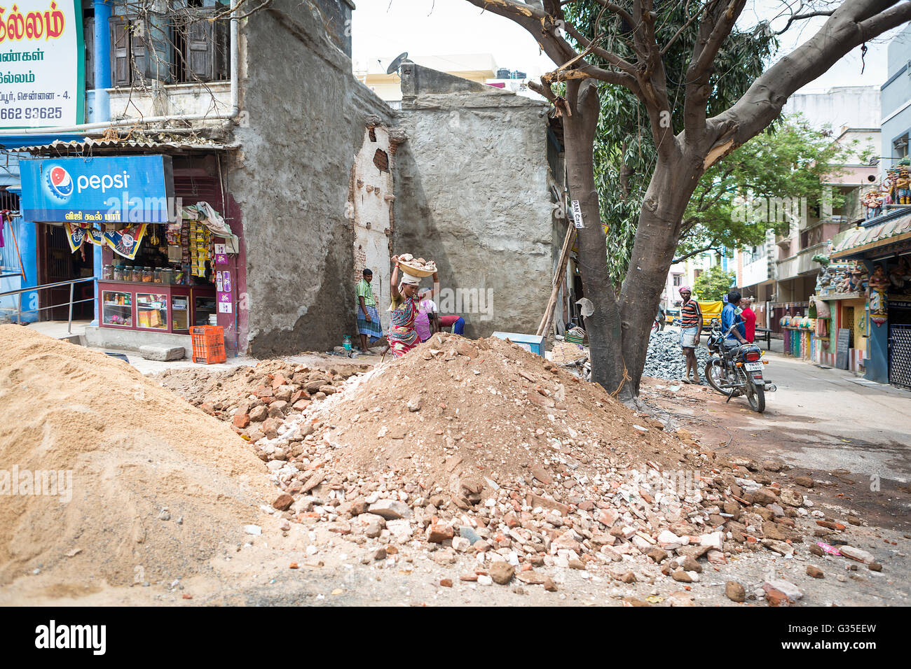 Une petite rue avec des tas de gravats sur le coin de Mylapore, Chennai, Tamil Nadu, Inde, Asie Banque D'Images