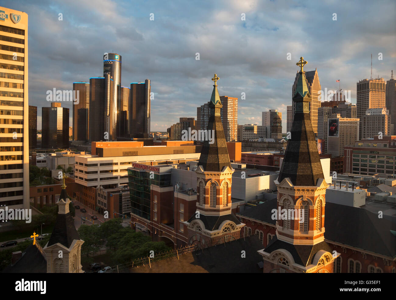 Detroit, Michigan - Centre-ville de Detroit. Les clochers de la vieille église catholique Sainte-Marie sont au premier plan. Banque D'Images