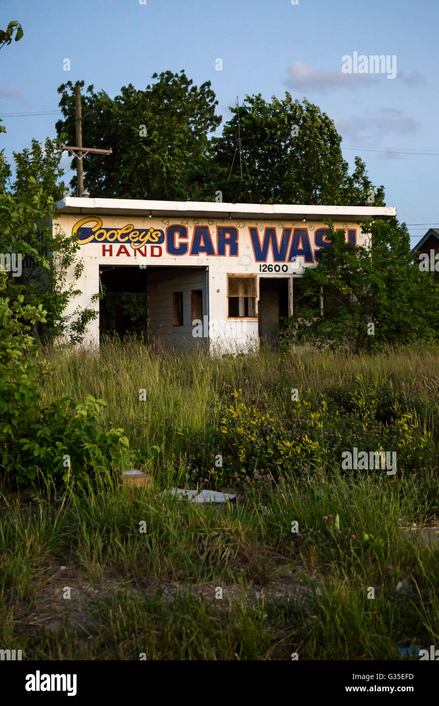 Detroit, Michigan - une voiture abandonnée de lavage. Banque D'Images