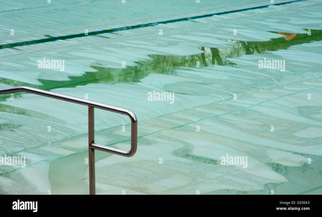 Piscine rails en acier tubulaire Banque D'Images