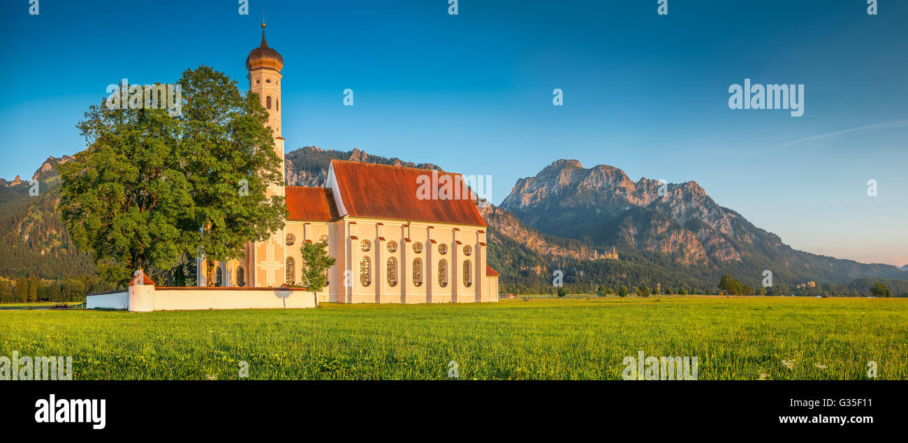 Vue panoramique du célèbre Coloman église près de Fussen dans golden lumière du soir au coucher du soleil en été, Schwangau, Bavière, Allemagne Banque D'Images