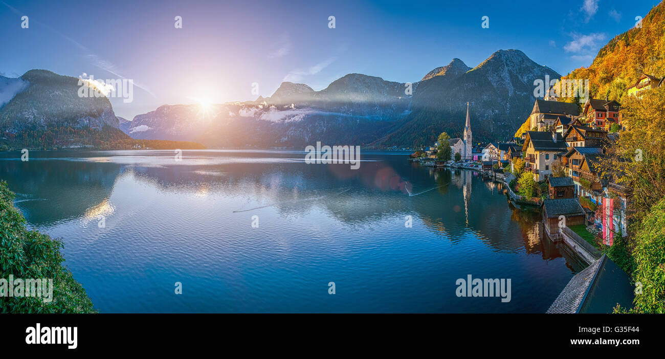 Village de montagne avec le lac de Hallstatt au lever du soleil à l'automne, Salzkammergut, Autriche Banque D'Images