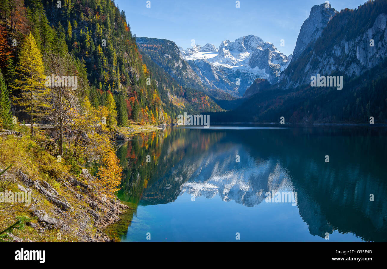 Sommet de la montagne Dachstein reflétant dans crystal clear mountain Gosausee à l'automne, région du Salzkammergut, Haute Autriche, Autriche Banque D'Images