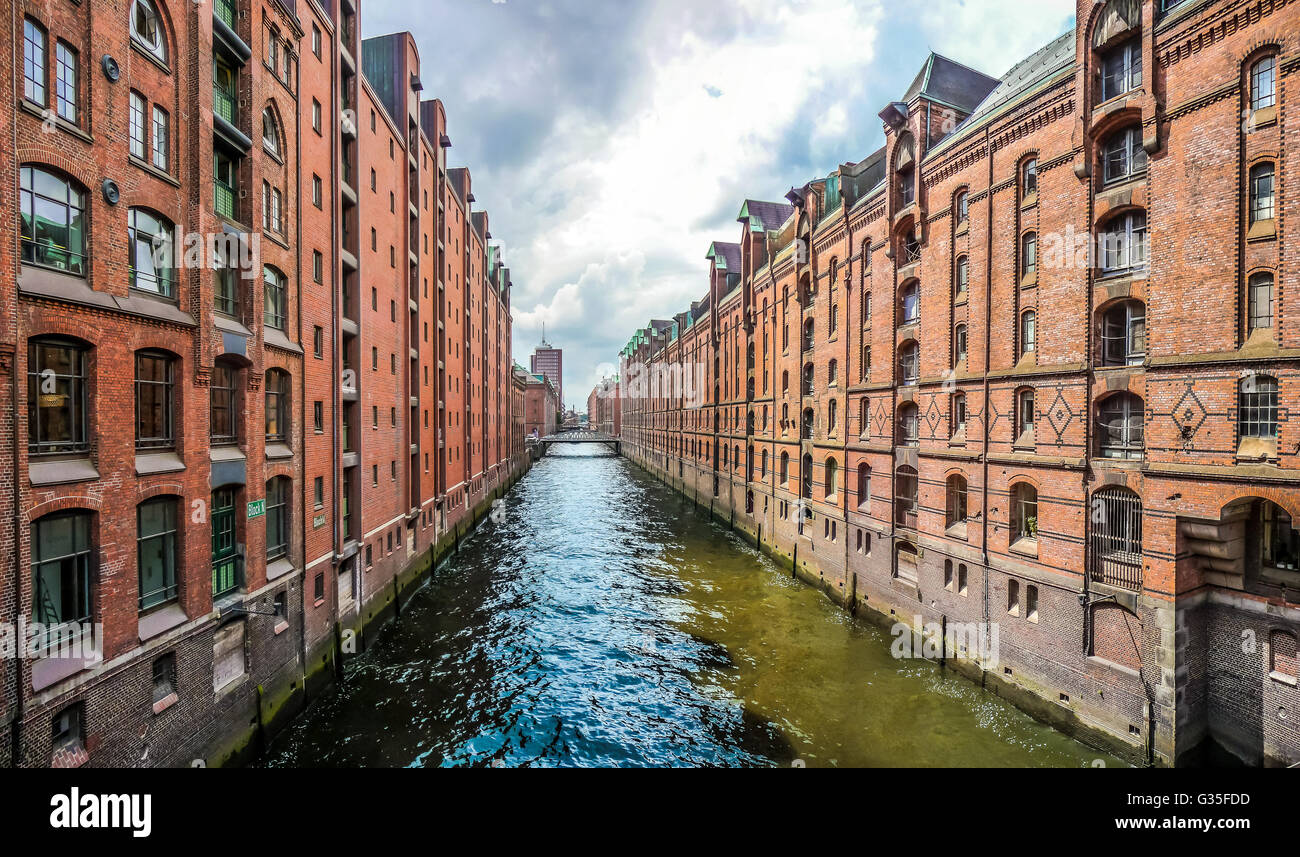 Célèbre quartier des entrepôts de Speicherstadt avec ciel bleu et nuages à Hambourg, Allemagne Banque D'Images