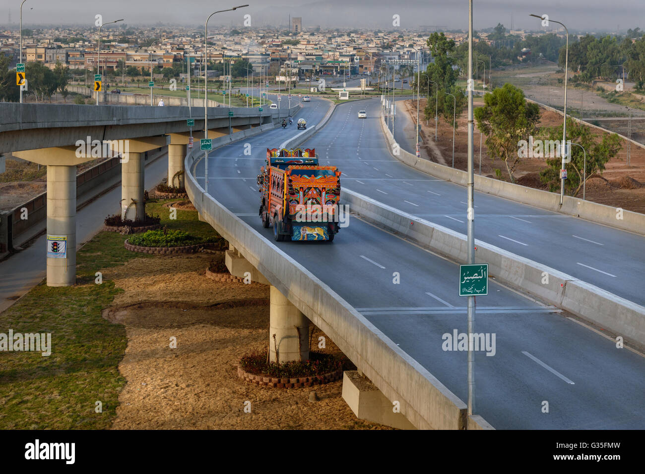 L'autopont à Peshawar Pakistan allait réglementer la circulation sur autoroute. Pak-Afghan Banque D'Images