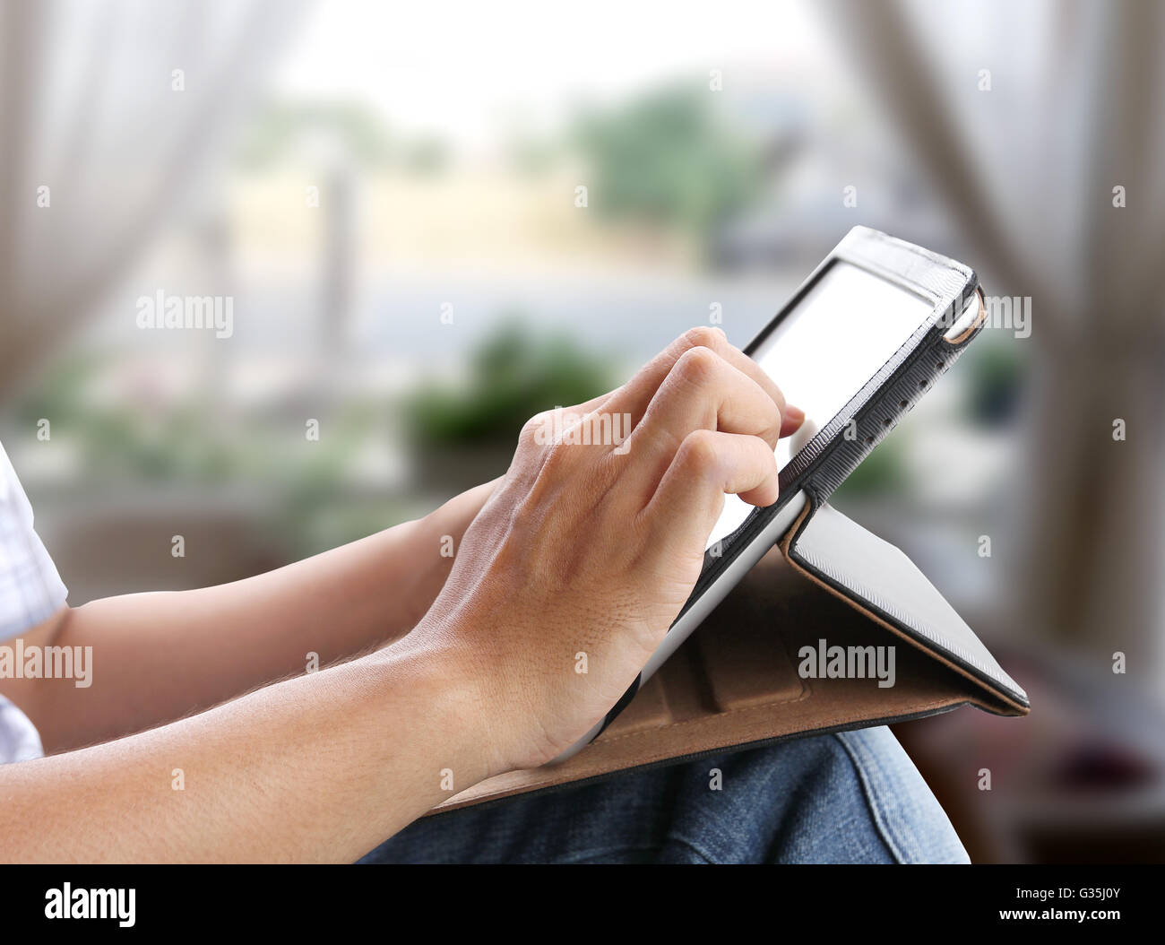 L'homme d'affaires et de tablette tactile pour rechercher sur Internet Banque D'Images