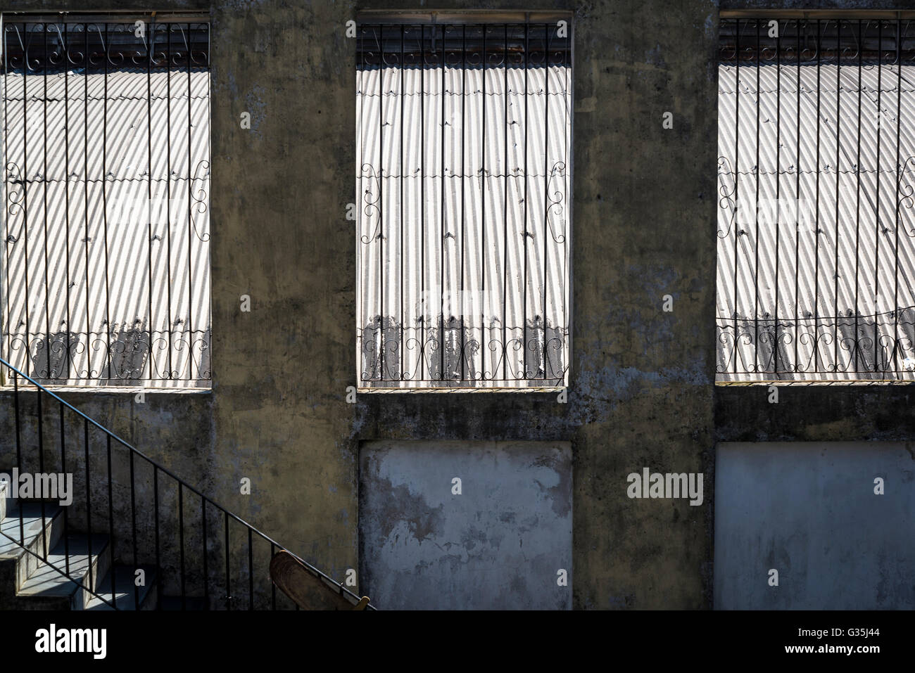 Mur, bars, escaliers Banque D'Images