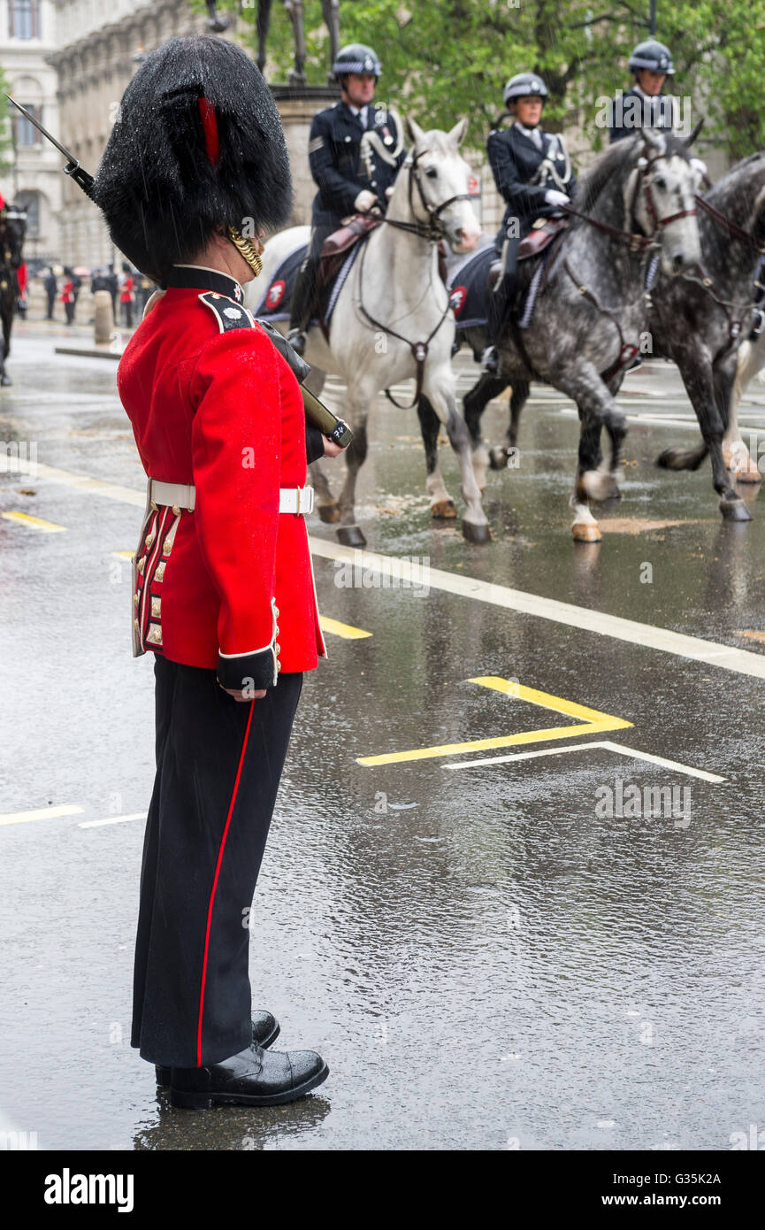 Londres - le 18 mai 2016 : La garde est à l'attention comme une procession à cheval transportant la reine Elizabeth vers Buckingham Palace. Banque D'Images