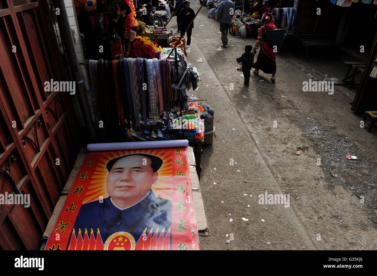 Chine Yunnan, Yongningxiang, accueil de la minorité ethnique Mosuo qui sont bouddhistes, poster de Mao Zedong au marché / Chine Yunnan, Yongningxiang, Heimat der ethnischen Minderheit Mosuo Mosuo, die sind Buddhisten Banque D'Images