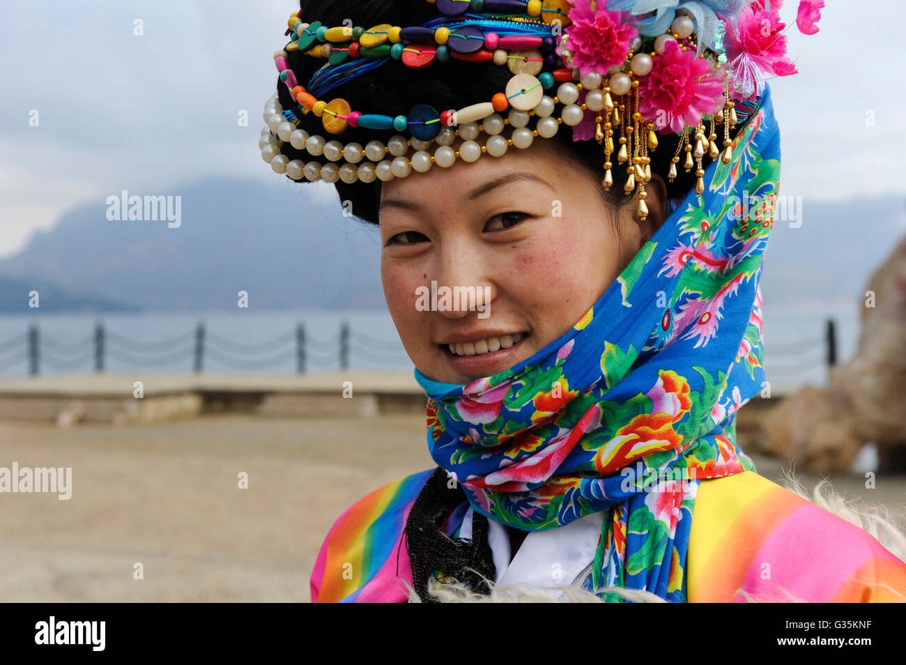 CHINE Yunnan Lugu Lake , minorité ethnique Mosuo qui sont bouddhistes et  les femmes ont une matriarche, Mosuo femme dans les vêtements traditionnels  Photo Stock - Alamy