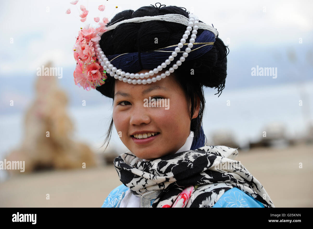 CHINE Yunnan Lugu Lake , minorité ethnique Mosuo qui sont bouddhistes et les femmes ont une matriarche, Mosuo femme dans les vêtements traditionnels , société matriarcale Banque D'Images
