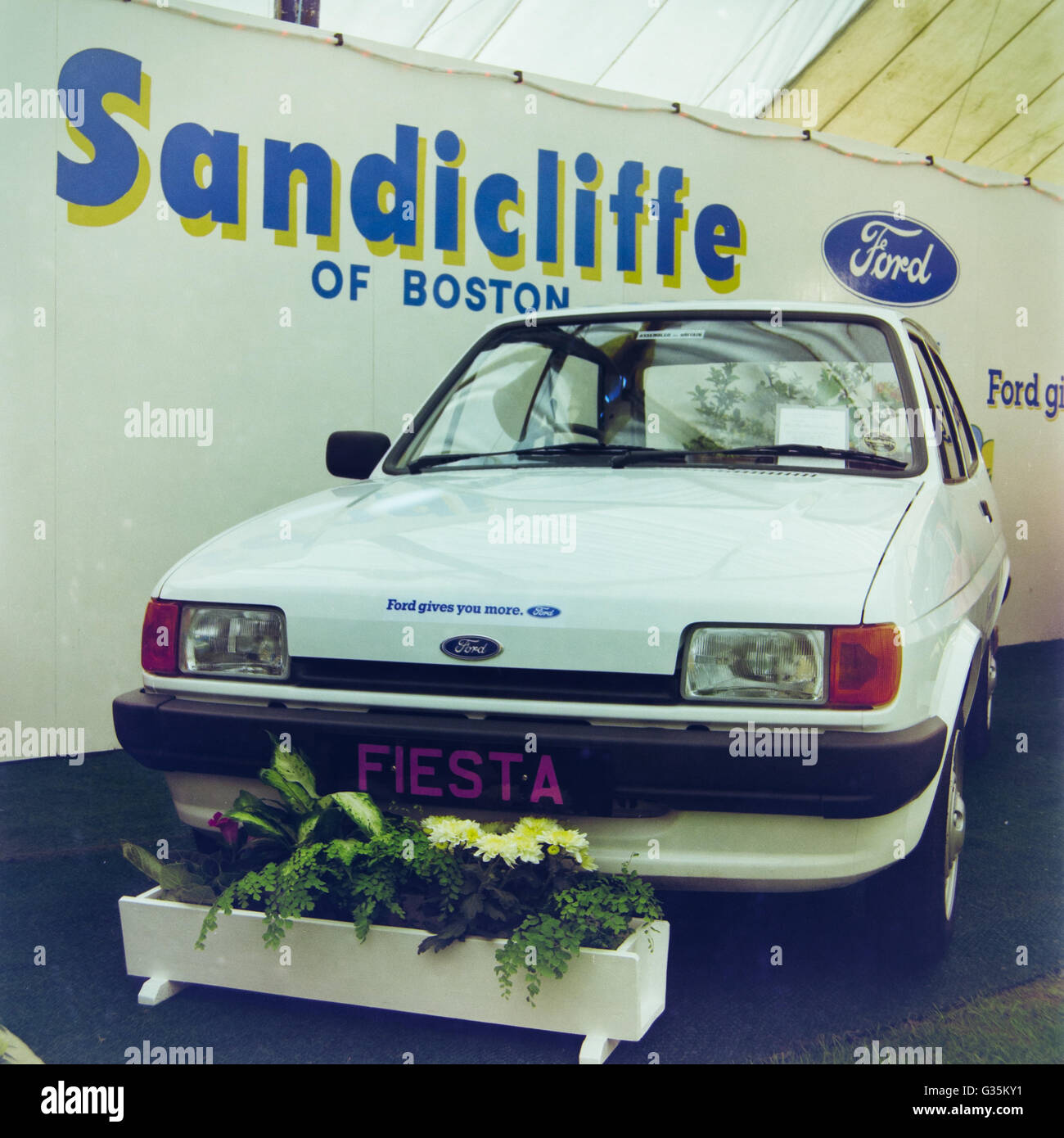 Image d'archive d'une Ford Fiesta hatchback blanc salon de voiture à Boston, Boston, juste les métiers du Lincolnshire, Angleterre, 1983 Banque D'Images