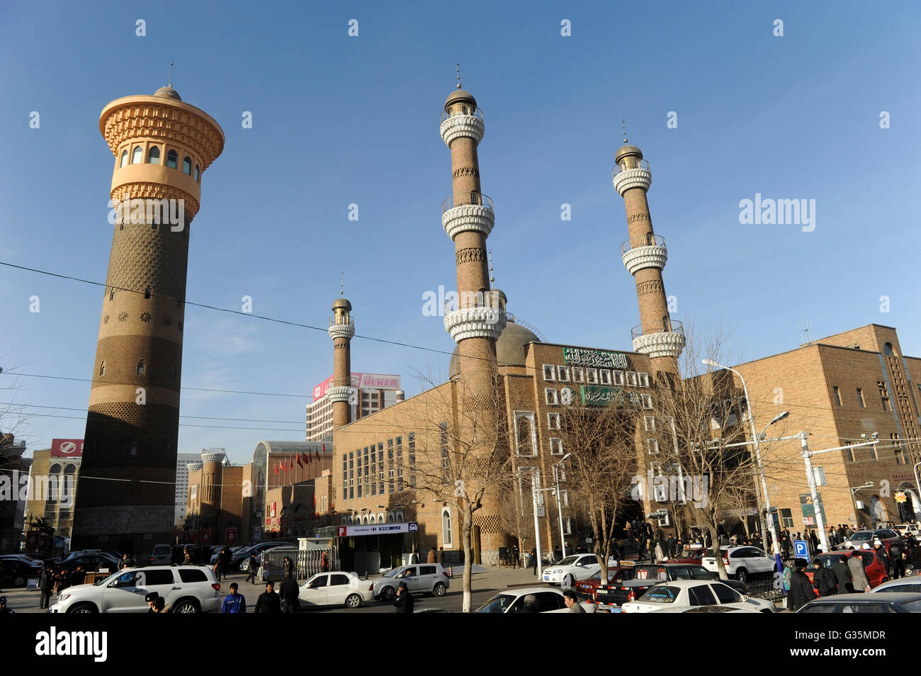 Chine province Xinjiang Urumqi city , en raison de la forte migration des Chinois Han le peuple Ouïghours musulmans sont minoritaires aujourd'hui, la vieille ville ouïgoure est presque démoli et remplacé par nouveau bâtiment tours, Erdaoqiao ou mosquée mosquée pont Dong Kuruk Banque D'Images